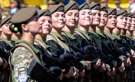 Без паніки: військовий облік для жінок відтермінували на рік, виїзд за кордон не обмежували