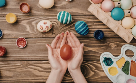 7 трендових способів фарбування яєць на Великдень: від крапинки до «драконячих» і космічних ефектів