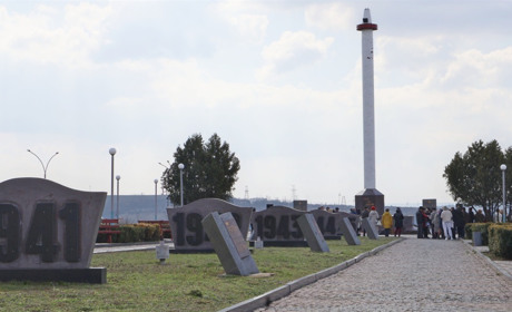 В Южноукраїнську вшанували воїнів ІІ світової війни та тих, хто боронить країну зараз. ФОТО