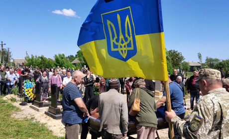 Повернувся на щиті: на Звягельщині попрощалися з воїном-розвідником Богданом Зінченком