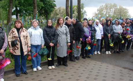 Повернувся на щиті через півтора року невідомості: Шостка попрощалася з гранатометником «Беком»