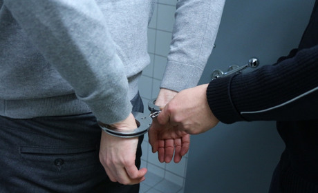 У Сватовому засудили трьох місцевих крадіїв. Одного з них взяли під варту прямо у залі суду