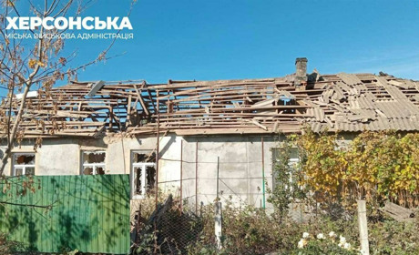 На Херсонщині окупанти атакували будинки, автівки, бібліотеку: загинула людина, є поранені