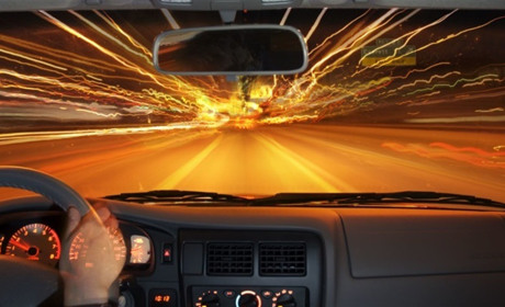 Викрав сусідську автівку та наїхав на електроопору: пригоди 20-річного звягельчанина