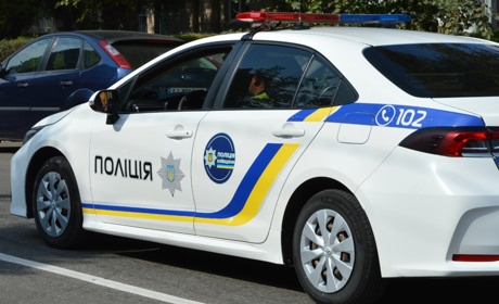 На трасі біля Переяслава камінь пробив лобове скло Mercedes Vito: хроніка поліції