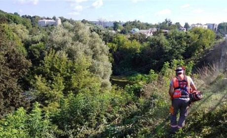 Працівники САД розчищають від кущів міст через річку Случ