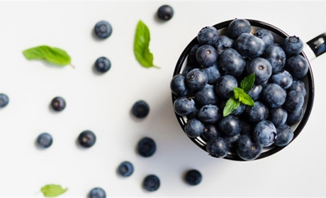 Чорниці на приймальних пунктах приймають по 27 гривень за кілограм, а на базарі коштують 40 за літр