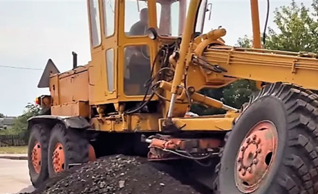 У Сарнах прогрейдерували дороги до міського ринку