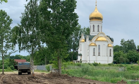 У Калуші розпочали благоустрій території біля церкви УПЦ (мп): поставлять лавочки та висадять дерева