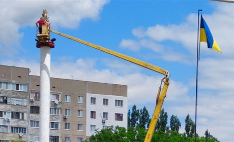 В Южноукраїнську демонтували радянський орден зі стели меморіального комплексу