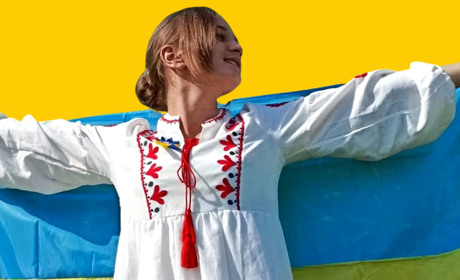 Концерти, гра на гітарі, робота аніматором: як юна волонтерка із Сарненщини збирає гроші для ЗСУ