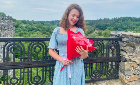Олеся переїхала з Маріуполя до Звягеля та почала створювати тут букети з паперових метеликів
