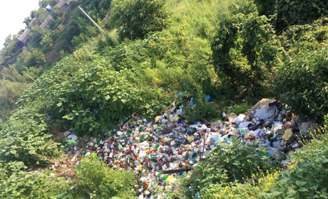 Жителей Попасной беспокоит, что возле криницы с водой находится свалка мусора