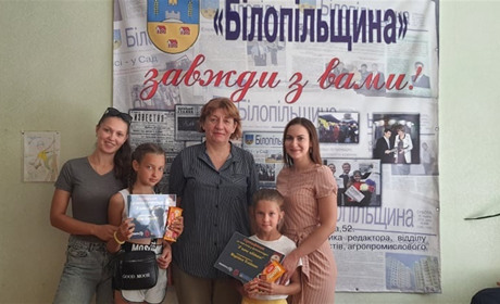 Маленькі переможниці конкурсу отримали подарункові сертифікати!