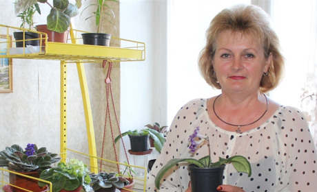 Бібліотекарка Світлана Чумак з села Хорошого знається на секретах кімнатних фіалок