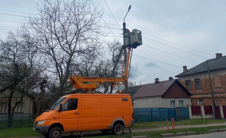 У Жмеринці на центральних автомагістралях замінюють вуличні ліхтарі на LED-освітлення