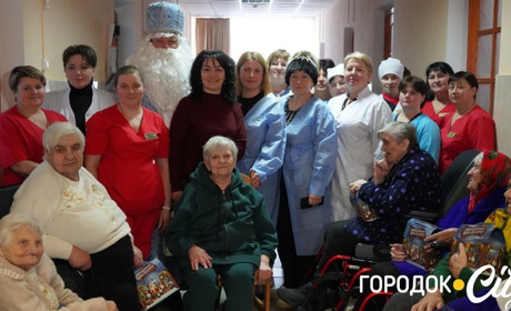 Рухливі ігри та подарунки. Хмельниччани привітали літніх мешканців Лісоводського будинку-інтернату