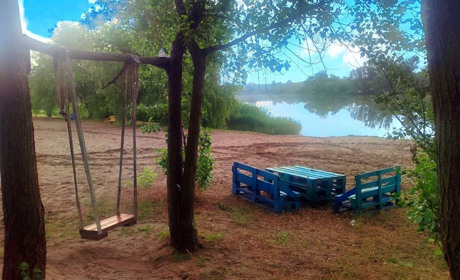 Пісок, лави, футбольне поле — як в Берестині наводять лад біля річки та чи працюватиме питна колонка