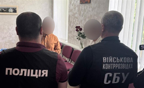 На хабарі в 1000 доларів викрили лікаря однієї із медустанов Глухова