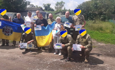 Сатанівчани придбали для воїнів три автівки. З них дві особисто завіз селищний голова Альберт Собков