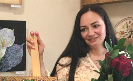 Точковий живопис як терапія: барська художниця представила виставку «Всесвіт у крапці»