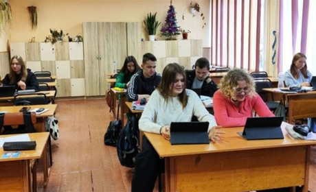 Швейцарська компанія подарувала гімназії №7 у Звягелі комп'ютери та планшети