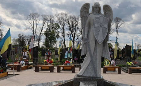 У поминальні дні у Звягелі курсуватимуть додаткові автобуси до кладовищ: розклад руху