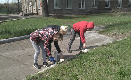 У Сонцівському НВК роблять чистим довкілля
