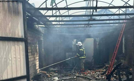 Вогнеборці та місцеві жителі гасили пожежу у житловому будинку на Звягельщині: деталі