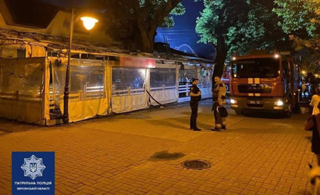 У середмісті Херсона горіло кафе та колишній офіс партії — поліція вже затримала підозрюваних