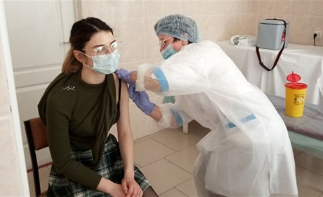 У Калинівці сорок сім медпрацівників отримали щеплення від коронавірусу