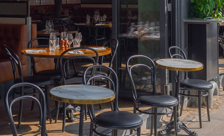 Українцям дозволили ходити групами до восьми осіб, а частуватися - до чотирьох