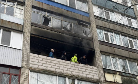 Вдень росіяни атакували Суми: виникла пожежа в багатоповерхівці, пошкоджені авто
