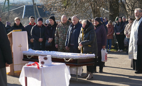 До рідного села тіло загиблого супроводжував брат. Сатанівська громада попрощалася із Юрієм Зайцевим