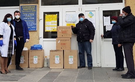 Чортківські волонтери передали необхідні речі інфекційному та пологовому відділенням райлікарні
