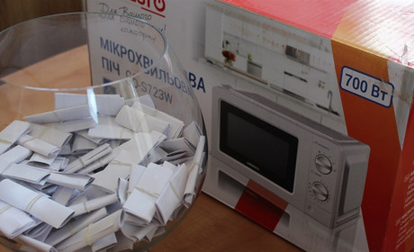 Кому досталась микроволновка: редакция газеты «Новый день» разыграла приз среди своих подписчиков