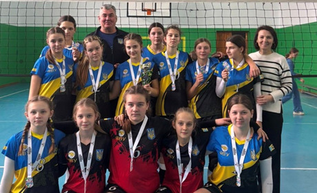 Волейбольна перемога Старокостянтинова: юні спортсменки підкорили чемпіонат області