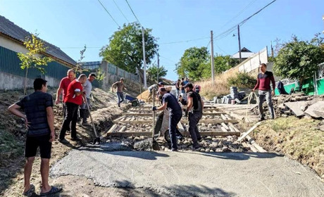 На Одещині жителі села за кілька днів за 40 тис грн самі відремонтували аварійну дорогу