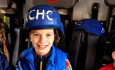 Сиділи в пожежному авто, приміряли каски: вогнеборці Нікопольщини провели для дітей екскурсію