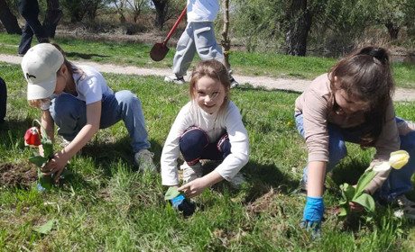Біляївські школярі висадили на екостежці "Дністровія" первоцвіти: не нівечіть і не затоптуйте