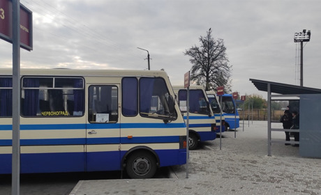 Водій вигнав дівчину з автобуса, бо не мав решти із 50 гривень. Активісти шукають свідків події