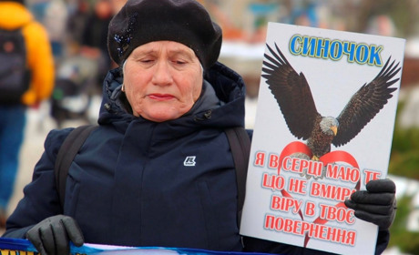 Віримо і чекаємо: у Нетішині рідні військовополонених і зниклих безвісти вийшли на акцію-нагадування