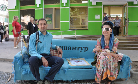 Сіли і поїхали! Винахідник-переселенець вирушив на дивані зі Заліщиків до Києва, збираючи кошти ЗСУ