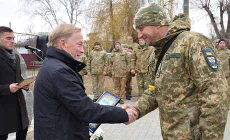 Дякували «людям у пікселі»: у Біляївці вітали і нагороджували військових з нагоди свята
