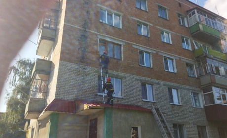 Трирічна дитина зачинилася зсередини в квартирі. Довелось викликати рятувальників