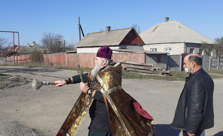 В Попасной совершили Крестный Ход и прочитали молитвы о защите города от пандемии коронавируса