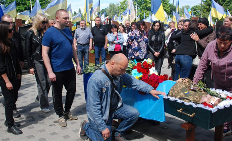Назавжди 35... Шостка попращалась з нацгвардійцем штаб-сержантом Русланом Скегою