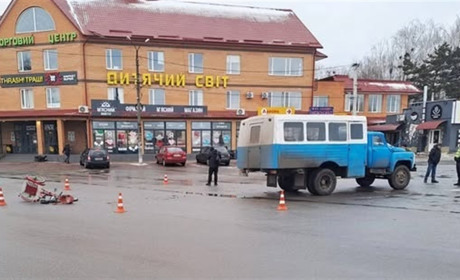 У Полонному в ДТП з вантажним авто травмувалася 58-річна водійка електровелосипеда: жінка в лікарні