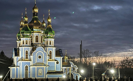 Перед різдвяними святами Володимирський храм засяяв і вночі