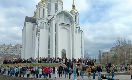 Був тут поранений: воїн з Нової Каховки побував у Бучі в третю річницю звільнення міста